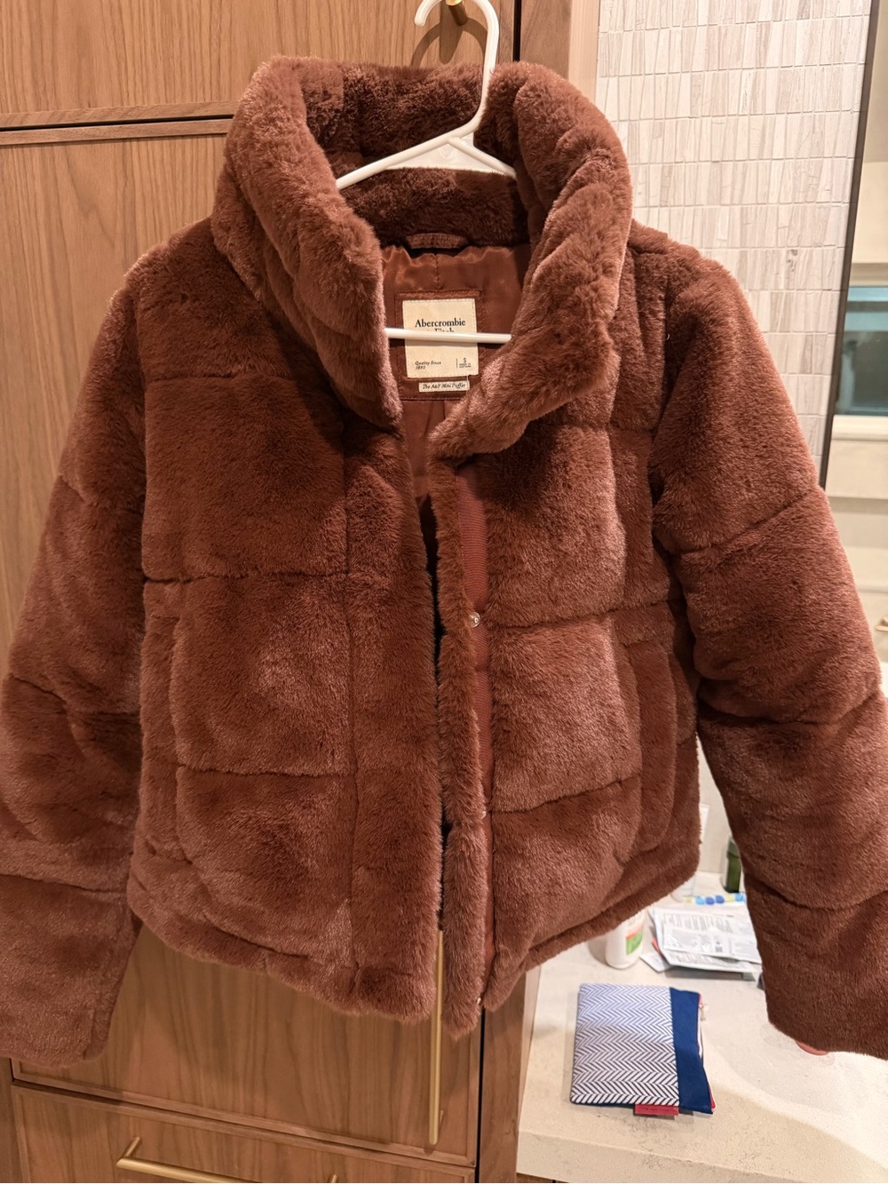 Abercrombie & Fitch Womens Plush Puffer Jacket in Chocolate